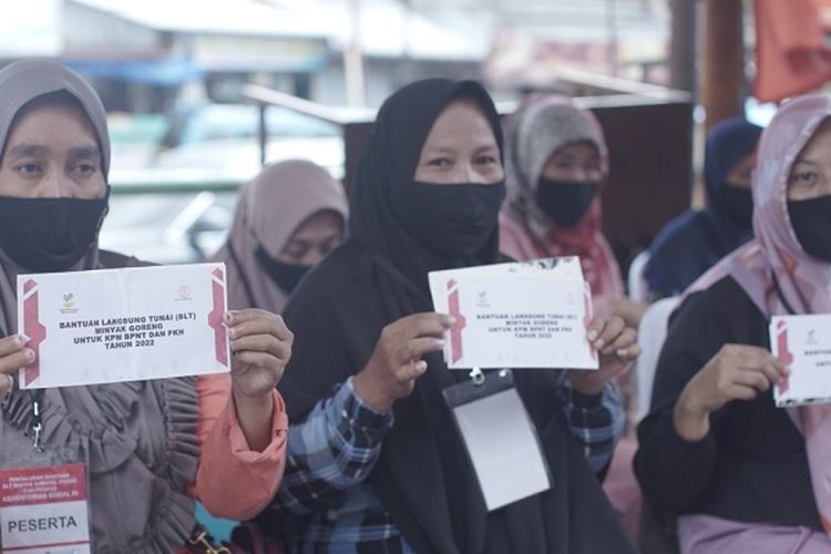 Beberapa keluarga penerima manfaat (KPM) menerima bantuan program Bantuan Langsung Tunai (BLT) Minyak Goreng secara simbolis di Pasar Cisarua, Kabupaten Bogor, Jawa Barat (Jabar), Kamis (21/4/2022). 