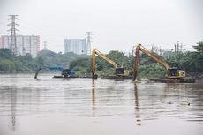 Seorang Pemuda Terpeleset ke Ciliwung lalu Terseret Arus Sungai