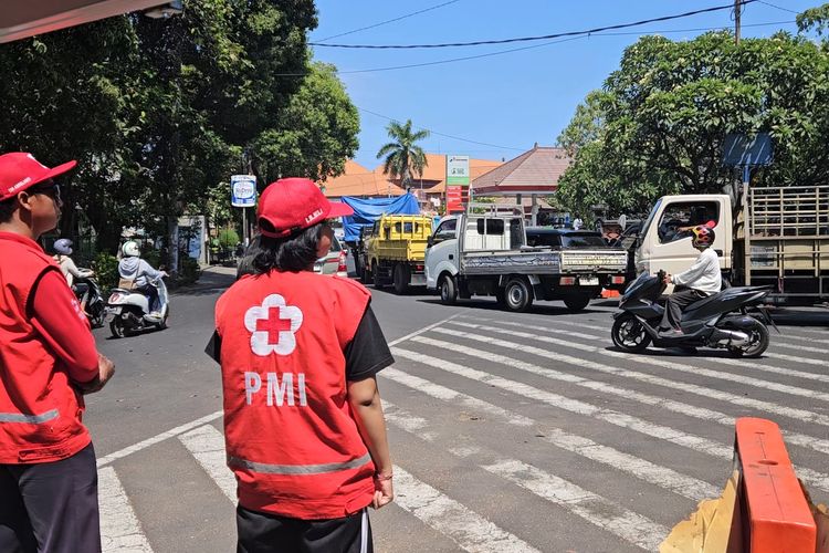 Petugas Medis dan Ambulans Disiagakan di SPBU Buleleng Antisipasi Warga Sakit Saat Antre BBM