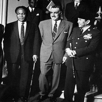 Para pimpinan negara penggagas Gerakan Non-Blok dalam Konferensi Belgrade (1961), dari kiri ke kanan: PM India Jawaharlal Nehru, PM sekaligus Preiden Ghana Kwame Nkrumah, Presiden Mesir Gamal Abdel Nasser, Presiden Indonesia Soekarno, dan Presiden Yugoslavia Josip Broz Tito.