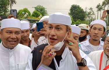 Bahar bin Smith saat tiba di Masjid At-Tin, Kelurahan Pinang Ranti, Kecamatan Makasar, Jakarta Timur, Jumat (2/11/2022). Dirinya hadir dalam acara reuni 212 dengan pengawalan yang ketat.