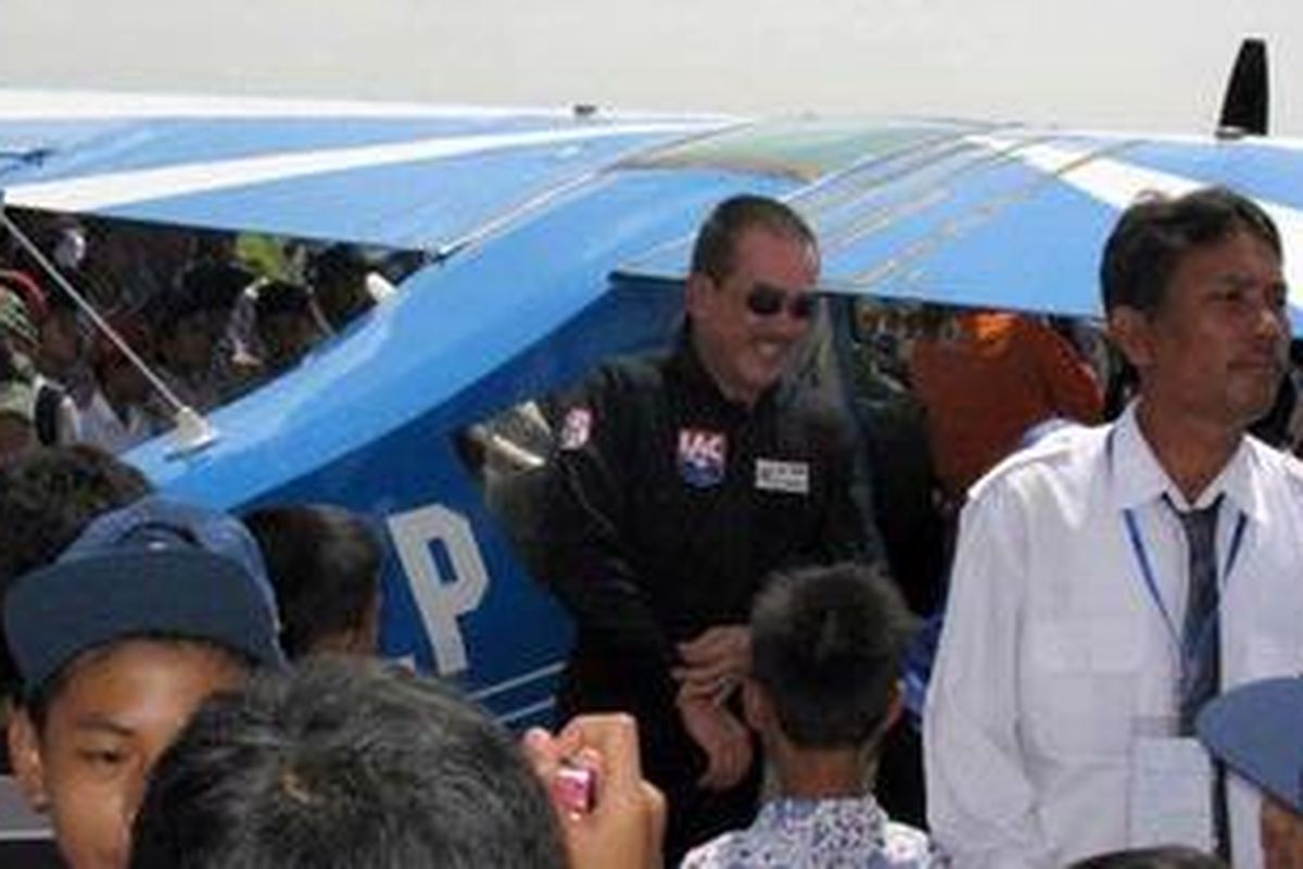 Alexander Supelli (berkacamata hitam) di tengah kerumunan pengunjung pada acara Bandung Airshow 2010 di Pangkalan Udara Husein Sastranegara, Bandung, Jawa Barat.