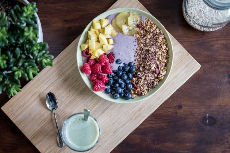 Ilustrasi oatmeal cokelat tabur buah.