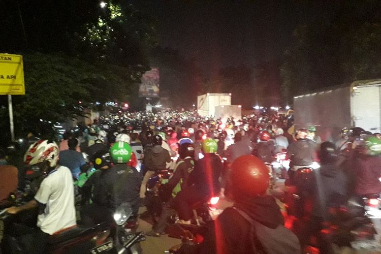 Kemacetan parah terjadi di depan Stasiun Cakung pada Selasa (2/4/2019) malam menyusul gangguan KRL antara Cakung dan Bekasi.