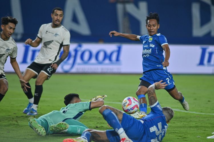 Kemelut di depan gawang PSM Makassar, gelandang Persib Bandung Beckham Putra berusaha memaksimalkan. Kemenangan 1-0 didapat Persib Bandung vs PSM Makassar pada laga pekan ke-21 Liga 1 2024-2025, Sabtu (1/2/2025) di Stadion Gelora Bandung Lautan Api (GBLA). 