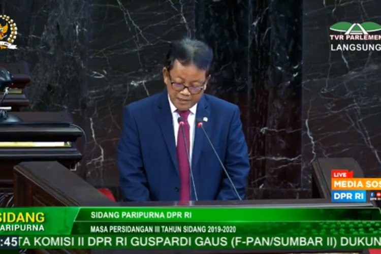 Ketua Komisi VII DPR Sugeng Supartowo menyampaikan laporan mengenai pembahasan RUU Minerba di kompleks parlemen, Senayan, Jakarta, Selasa (12/5/2020).