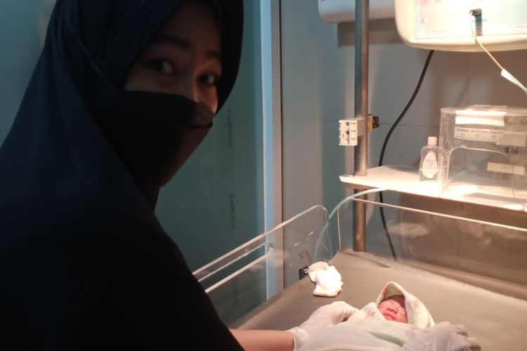 Bayi perempuan yang ditemukan warga di depan panti asuhan saat menjalani perawatan di rumah sakit