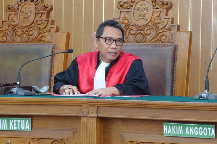 Hakim tunggal praperadilan Ratmoho mengabulkan pencabutan gugatan praperadilan Fredrich Yunadi di Pengadilan Negeri Jakarta Selatan, Senin (12/2/2018).