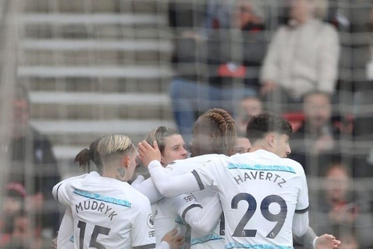 Pemain Chelsea, Conor Gallagher, merayakan gol bersama rekan-rekannya seusai mencetak gol pada pertandingan Premier League melawan  Bournemouth. Laga Bournemouth vs Chelsea digelar di Stadion Vitality pada Sabtu (6/5/2023).