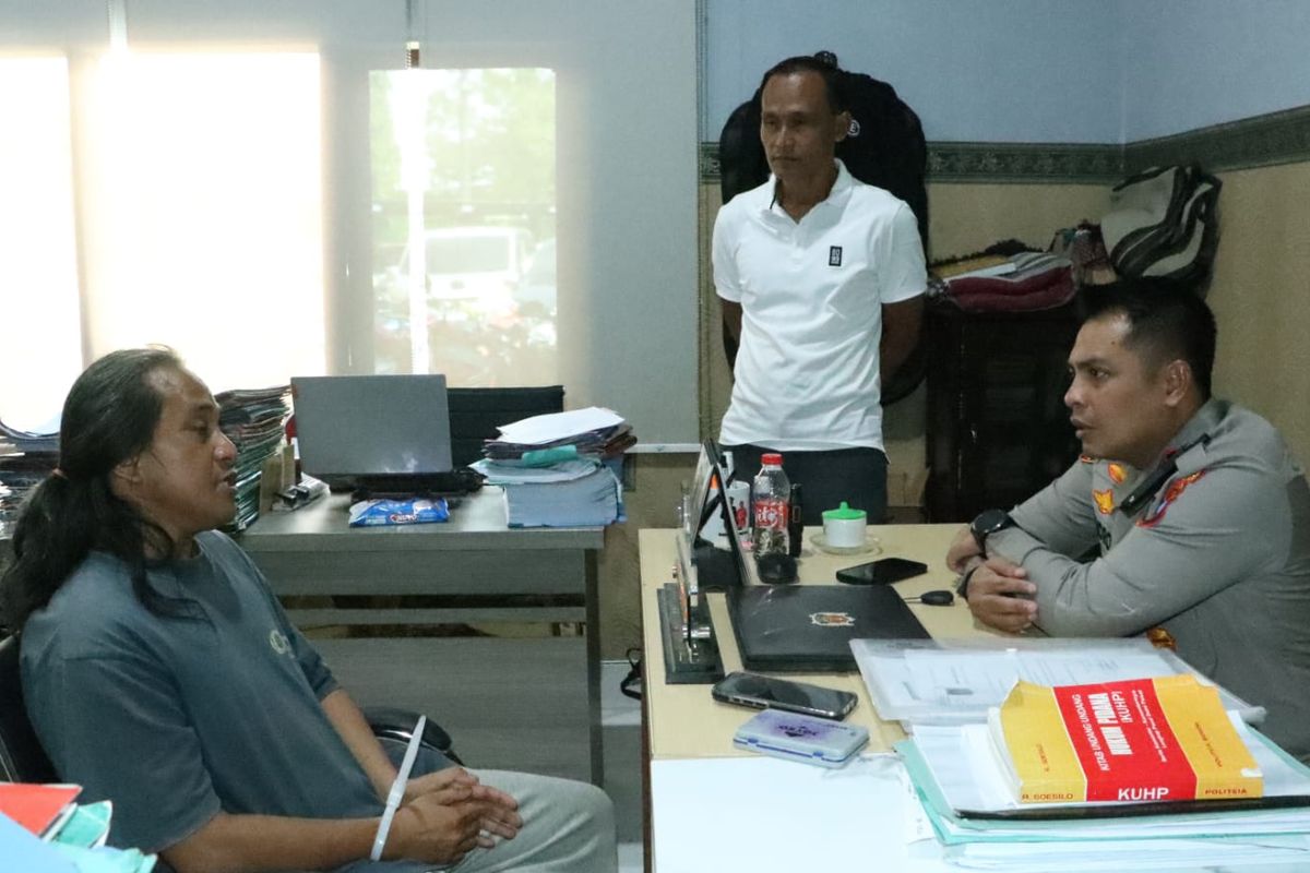 AR (44) warga Dusun Kejawan Utara, Desa Kwanyar Barat, Kecamatan Kwanyar saat diinterogasi polisi di ruang penyidik Satreskrim Polres Bangkalan, Selasa (22/4/2025).