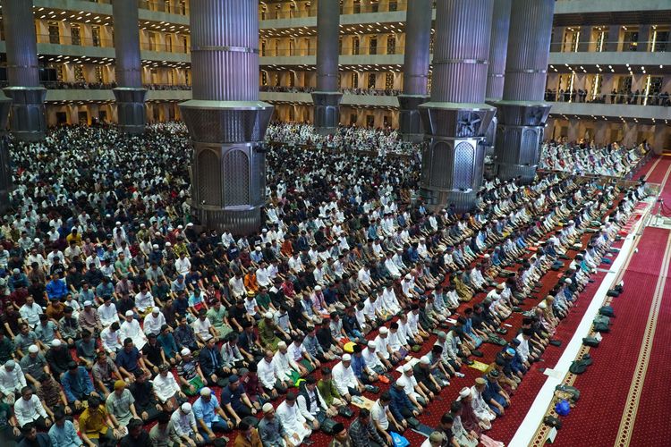 Umat Muslim menjalankan Shalat Tarawih pertama di Masjid Istiqlal, Jakarta, Rabu (18/2/2026). Pemerintah Indonesia melalui Kementerian Agama menetapkan awal puasa atau 1 Ramadhan 1447 Hijriah pada Kamis (19/2/2027).