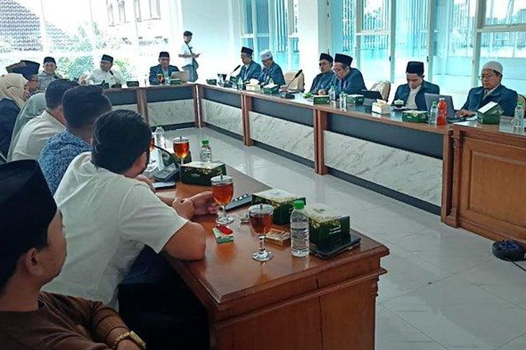 MUI Jatim secara resmi menyatakan fatwa haram sound horeg yang mengganggu ketertiban umum, hingga menampilkan jogetan pria dan wanita pamer aurat sebagai pengiring.