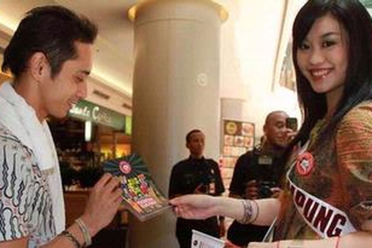 Ilustrasi: Kampanye Anti Tembakau  Putri Indonesia Lampung 2010, dr Lilian Putri Kurniawan (25), membagikan flyer tentang anti tembakau kepada pengunjung Citywalk, dalam aksi damai dengan tema Sehat, Cerdas, Berprestasi Tanpa Rokok di City Walk Sudirman, Jakarta, Sabtu (2/10/2010).  