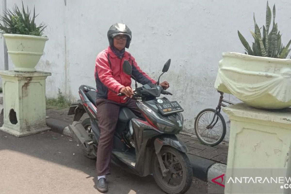 Anas (45) pengemudi ojek pangkalan di Stasiun Gambir mulai mengeluhkan berkurangnya pendapatan setelah adanya imbauan agar warga untuk sementara mengurangi kegiatannya di luar ruangan setelah ada wabah virus corona