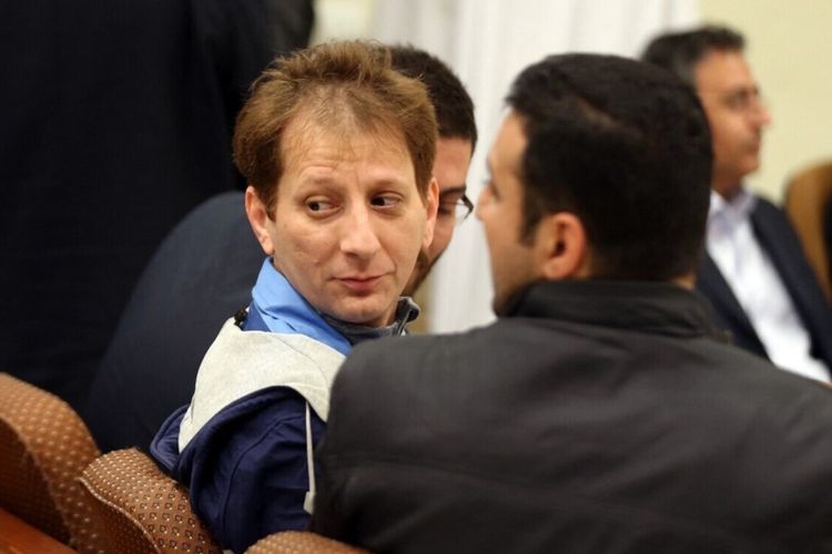 Sebuah foto yang dirilis pada 6 Maret 2016 menunjukkan taipan miliarder Iran Babak Zanjani (C) di pengadilan, di Teheran. Pria itu dinyatakan bersalah atas penipuan dan kejahatan ekonomi.