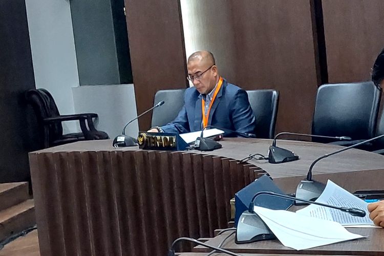 Ketua KPU RI Hasyim Asy'ari dalam sidang perdana di Dewan Kehormatan Penyelenggara Pemilu (DKPP), Senin (27/2/2023). Hasyim diadukan oleh Direktur Eksekutif Nasional Prodewa Muhammad Fauzan Irvan karena dianggap partisan.Anggapan partisan itu menyusul komentar Hasyim pada Catatan Akhir Tahun 2022, soal adanya kemungkinan Pileg 2024 memakai sistem proporsional tertutup sehubungan dengan adanya uji materiil di Mahkamah Konstitusi.