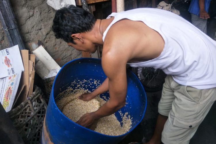 Sutono, produsen tempe di Kampung Tempe, Sunter, Jakarta Utara saat memproduksi tempe pada Senin (4/1/2021).