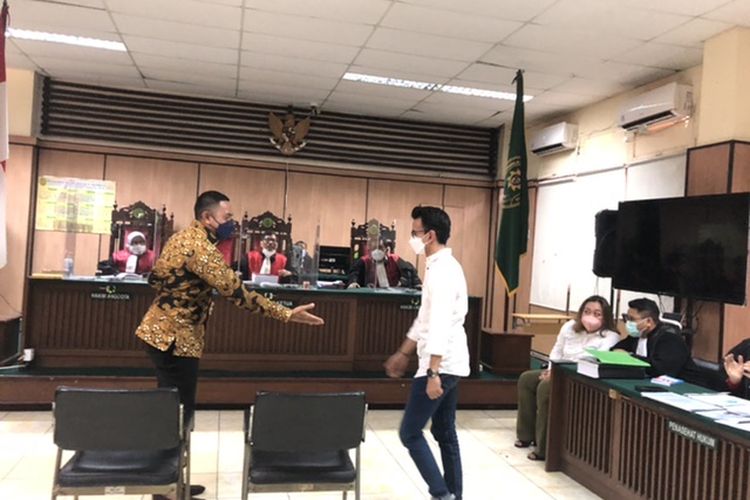 Ahmad Sahroni dan Adam Deni di PN Jakarta Utara, Rabu (6/4/2022).