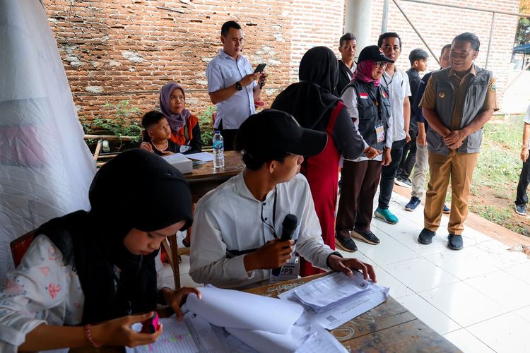 Penjabat (Pj) Gubernur Banten Al Muktabar bersama Forum Koordinasi Pimpinan Daerah (Forkopimda) Banten meninjau sejumlah tempat pemungutan suara (TPS) di Kota Serang, Rabu (27/11/2024).