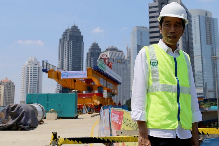 Presiden Joko Widodo meninjau perkembangan proyek pembangunan simpang susun Semanggi, Jakarta, Kamis (23/2/2017). Pembangunan proyek yang diharapkan akan mengurai kemacetan lalu lintas di kawasan Semanggi tersebut ditargetkan selesai pada Agustus 2017.