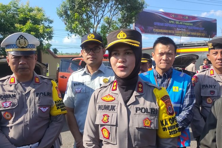 Kapolres Kulon Progo, AKBP Nunuk Setiyowati inspeksi peralatan kepolisian dalam apel gelar pasukan yang merupakan operasi kepolisian terpusat Lilin Progo 2023 untuk mengamankan Natal 2023 dan Tahun Baru 2024.
