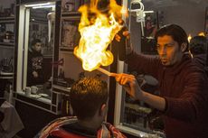 Pria Palestina Ini Menata Rambut Pelanggan dengan Api