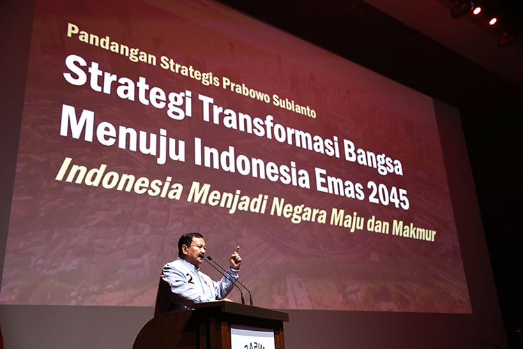 Prabowo Subianto saat memaparkan strategi untuk menuju Indonesia Emas 2045 di hadapan Relawan Pedagang Indonesia Maju (RAPIM) di Djakarta Theater, Jakarta, pada Jumat (8/12/2023).