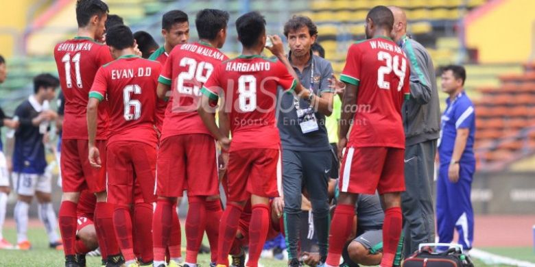 Para pemain Timnas U-22 Indonesia menjalani water break saat pertandingan versus Kamboja dalam laga terakhir penyisihan Grup B SEA Games 2017, Kamis (24/8/2017). 