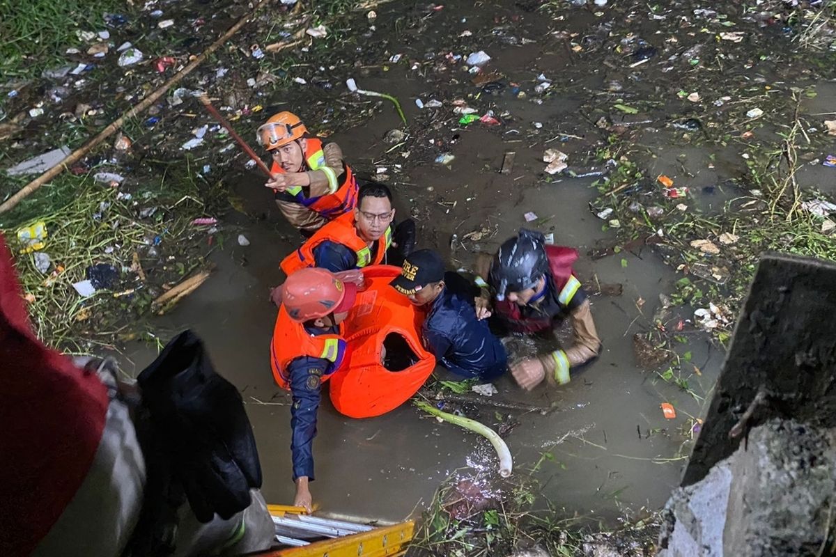 Tim SAR gabungan tengah mengevakuasi salah satu korban yang terseret arus gorong-gorong, lalu ditemukan di rawa, Jalan Tawakal, Pancoran Mas, Depok, pada Selasa (25/4/2023).