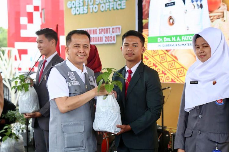 Penjabat (Pj) Gubernur Sumatera Selatan (Sumsel) Agus Fatoni dalam kegiatan peluncuran GSMP di Plaza Stadion Gelora Sriwijaya Jakabaring Sport City (JSC) Palembang, Sumsel, Minggu (25/2/2024).