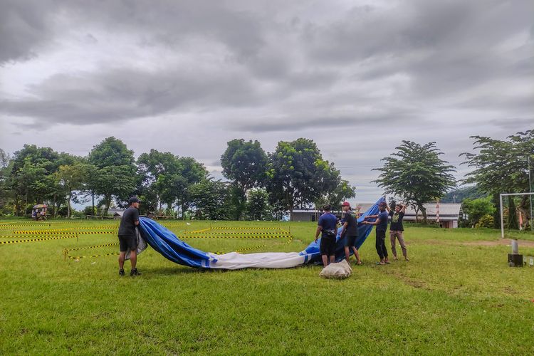 Balon udara yang gagal terbang pada hari pertama Festival Balon di Kemuning, Karanganyar, Jawa Tengah, Sabtu (19/11/2022).