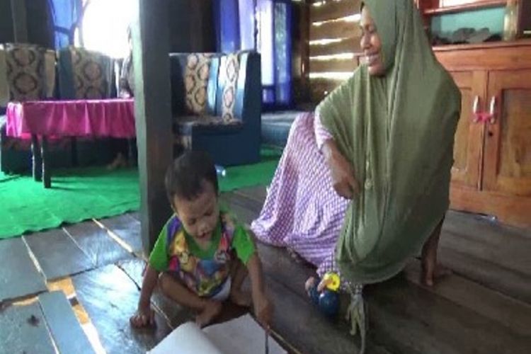 Tangis bocah tanpa anus dan saluran kencing DI Polewali mandar sulawesi barat mengeram kesakitan setiap kali buang kotoran 