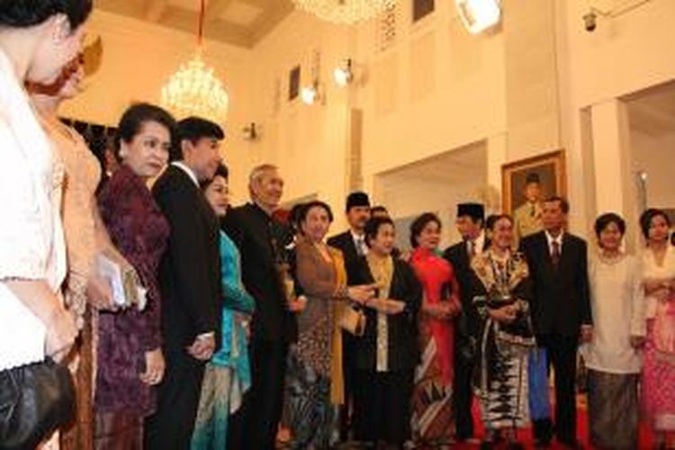 Keluarga Bung Karno ketika menerima gelar pahlawan di Istana Negara