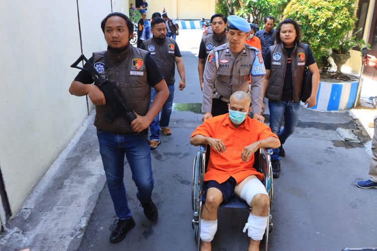 Pria berinisial S, tersangka pembunuhan Darwati (78) nenek pemilik kos ditangkap di tempat pelariannya di Kabupaten Indramayu, Jawa Barat.