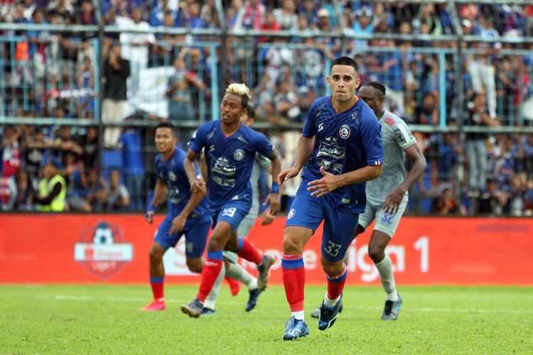 Pemain asing Arema FC Elias Alderete saat Liga 1 2020 pekan ketiga melawan Persib Bandung yang berakhir dengan skor 1-2 di Stadion Kanjuruhan Malang, Jawa Timur, Minggu (08/03/2020) sore.