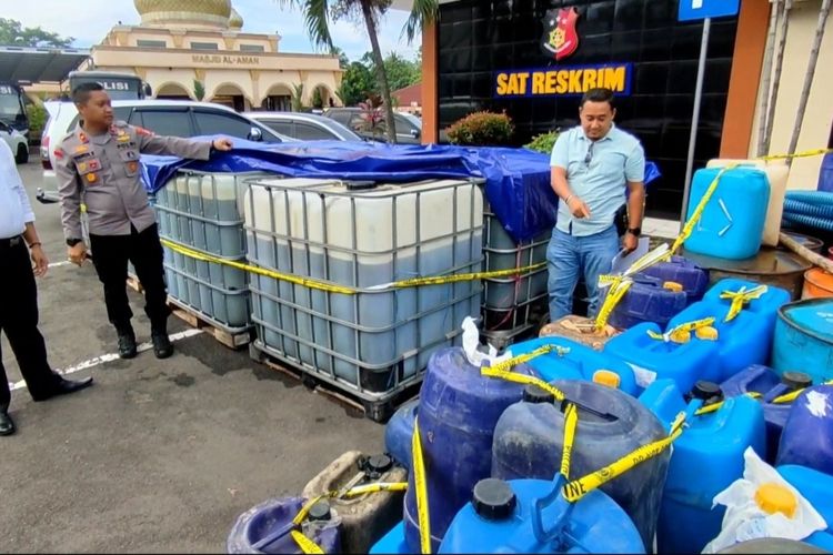 Waka Polres Kuningan, Kompol Syamsul Bagja Bakhtiar bersama jajaran Reskrim, menunjukan 11 ribu liter atau 11 ton solar bersubsidi hasil timbunan tersangka, di halaman Mapolres Kuningan, Selasa (7/6/2022). Solar Subsidi hasil timbunan ini rencananya akan dijual ke pabrik pabrik industri.