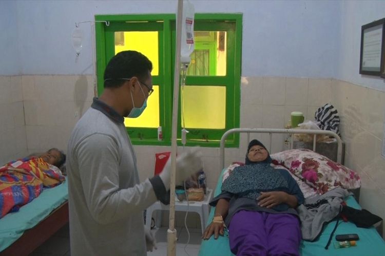 Salah satu perawat puskesmas Ngadirojo kabupaten Pacitan Jawa Timur, tengah melakukan pemeriksaan medis terhadap salah satu pasien Hepatitis A (30/06/2019).