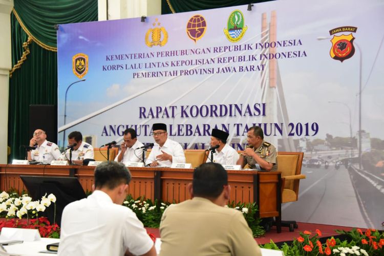 Menteri Perhubungan Budi Karya Sumadi, Gubernur Jawa Barat Ridwan Kamil beserta sejumlah kepala Dinas Perhubungan di Jabar saat menggelar rapat koordinasi angkutan lebaran tahun 2019 di Gedung Sate, Jalan Diponegoro, Selasa (7/5/2019).