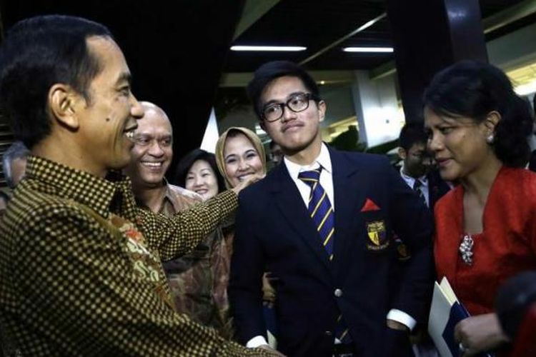 Presiden Joko Widodo dan Istrinya Iriana Joko Widodo memberikan selamat kepada, Kaesang Pangarep, saat acara kelulusan Program International Baccalaureate di Anglo-Chinese School (International) Singapura, Jumat (21/11/2014). Joko Widodo bersama Ibu Negara Iriana Joko Widodo hadir dalam acara tersebut.