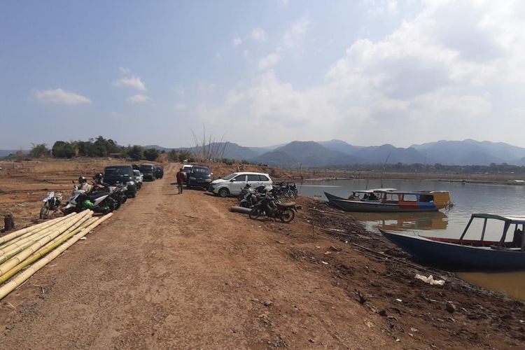 Abah Suntia Praja menunjukkan puing masjid tempat dia dahulu beribadah sebelum Waduk Jatigede menggenang wilayah Desa Cibungur, Darmaraja, Sumedang, Jawa Barat, Sabtu (10/8/2019) siang. AAM AMINULLAH