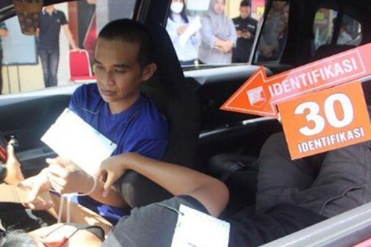 Rekonstruksi kasus pembunuhan sopir taksi online, tersangka memperagakan 38 adegan di halaman Mapolres Bantul. Selasa (29/4/2025)