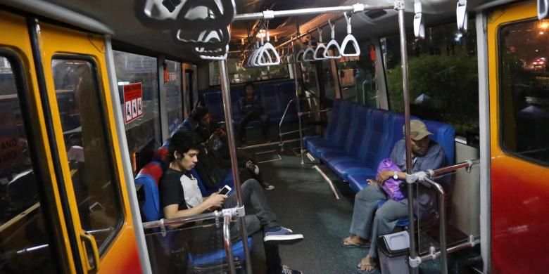 Suasana di dalam bus transjakarta yang melayani angkutan malam hari (amari) saat melintas di kawasan Blok M, Jakarta Selatan, Selasa (3/6/2014). Terkait rencana pengoperasian bus selama 24 jam, Unit Pengelola (UP) Transjakarta telah resmi mengoperasikan 18 armada transjakarta amari sejak Minggu, 1 Juni lalu. WARTA KOTA/ANGGA BHAGYA NUGRAHA