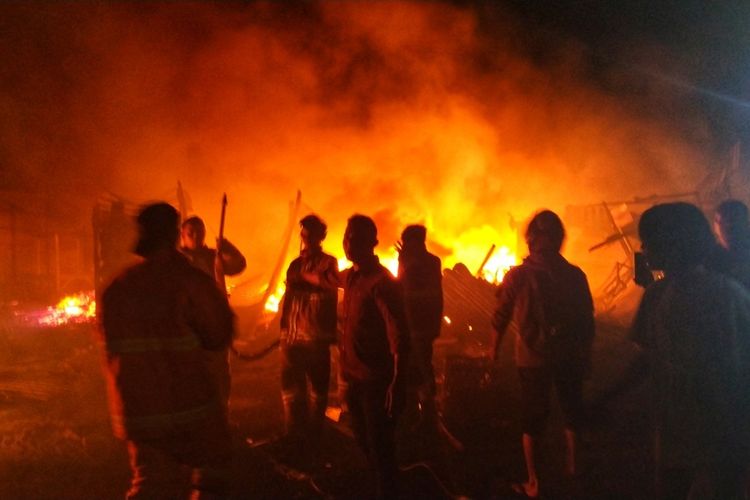 Sejumlah petugas berusaha memadamkan api pada kebakaram di pasar penampungan Jalan Tipar Gede, Sukabumi, Jawa Barat, Sabtu (9/11/2019).