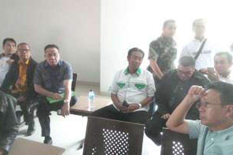 Wakil Ketua DPRD DKI Jakarta Abraham Lunggana (kemeja putih dengan list hijau) jelang sidang perkara pidana dugaan korupsi pengadaan UPS tahun 2014, di Pengadilan Tipikor, Kamis (28/1/2016). Tampak pengacaranya, Razman Arief Nasution (sebelah kanan) dan salah satu tersangka kasus UPS, Fahmi Zulfikar (sebelah kiri).