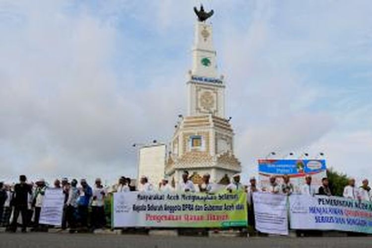 Massa FPI saat menggelar aksi long march mendukung Qanun Jinayat di Banda Aceh, Senin (29/9/2014).