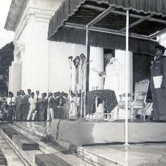 Presiden Soekarno membacakan Dekrit 5 Juli 1959