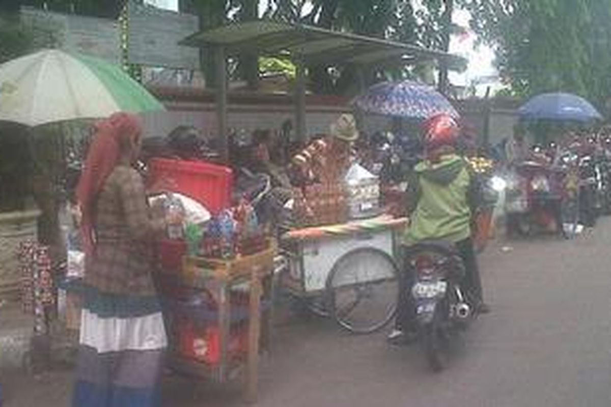 Sejumlah pedagang yang biasa mangkal di depan gedung DPRD DKI Jakarta, Jalan Kebon Sirih, Jakarta Pusat, Jumat (12/10/2012). Rata-rata mereka telah mulai berdagang di wilayah ini selama hitungan tahun.