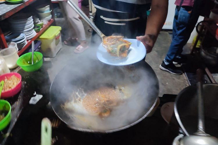 Sejumlah pengunjung menikmati olahan seafood di Warung Citra Seafood Lurah, Kecamatan Plumbon, Kabupaten Cirebon Jawa Barat, Sabtu (4/3/2023)