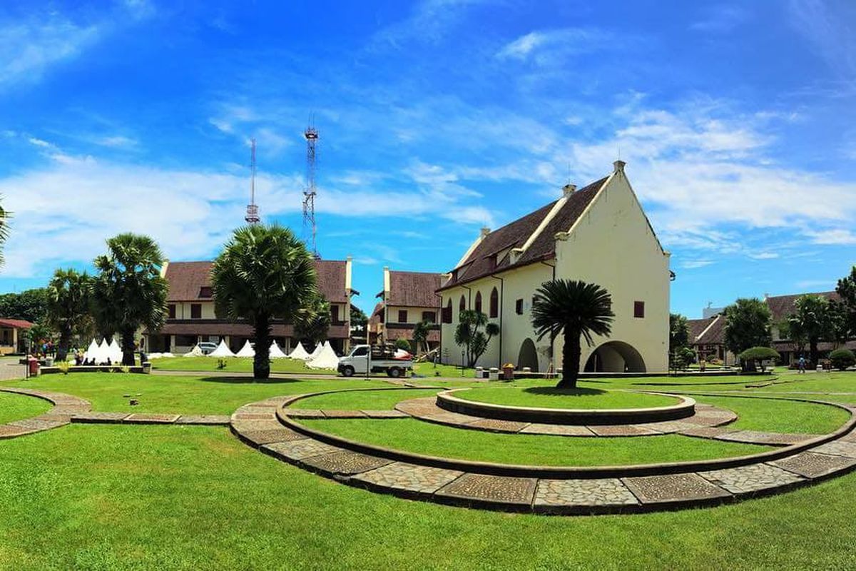 Benteng Fort Rotterdam atau Benteng Jumpandang yang dibangun oleh Raja Gowa sebelum akhirnya jatuh ke tangan Belanda.