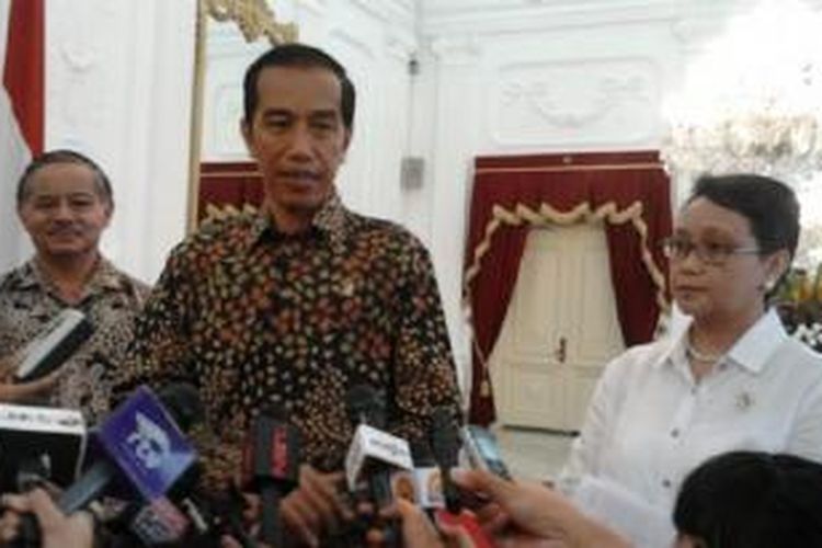 Presiden Joko Widodo bersama Menteri Luar Negeri Retno Marsudi dan Duta Besar RI untuk Brazil, Toto Riyanto, di Istana Negara, Jakarta (24/2/2015). 